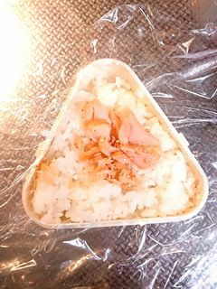 焼き鮭と胡麻油のおにぎり(お握りの具)-レシピのメイン写真