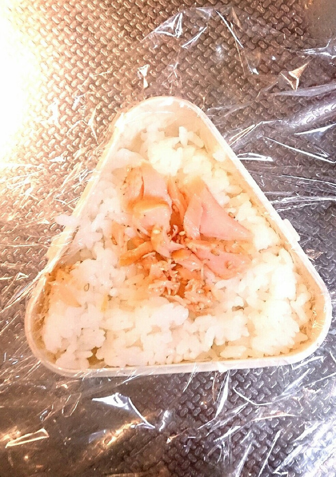 焼き鮭と胡麻油のおにぎり(お握りの具)-レシピのメイン写真