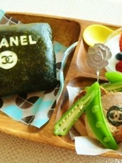 簡単デコおにぎらずでシャネル(笑)-レシピのメイン写真