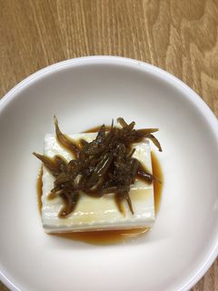いかなごの佃煮をのせた冷奴-レシピのメイン写真