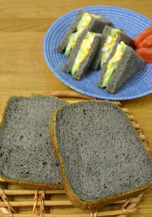 HBで長時間発酵 白＆黒ごまミルク食パン-レシピのメイン写真