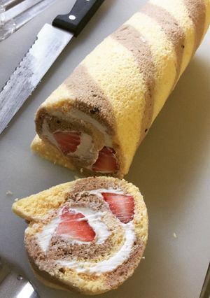 オシャレなストライプ柄イチゴロールケーキ-レシピのメイン写真
