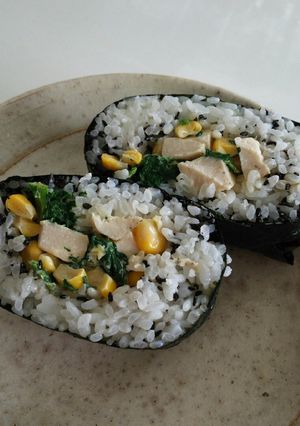 鶏肉とホウレン草コーンマヨのおにぎらず-レシピのメイン写真