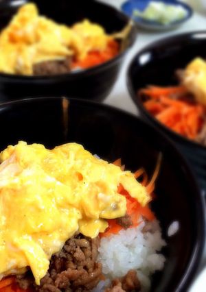 三色丼☆挽肉・人参・卵☆簡単栄養ランチ-レシピのメイン写真