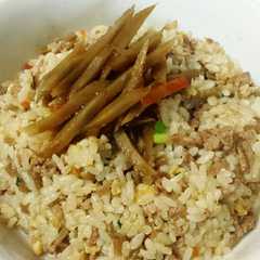 รูปของ リメイク！きんぴらごぼうで炒飯