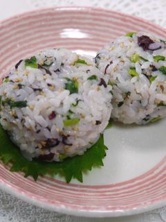 わさび風味の♪大根の葉と赤紫蘇おにぎり-レシピのメイン写真