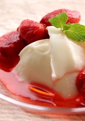 ゴロゴロいちごソースのヨーグルトプリン-レシピのメイン写真