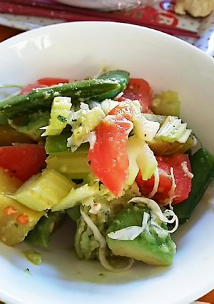 緑の野菜とトマトのハーブサラダ-レシピのメイン写真