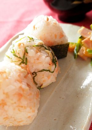 カシューナッツご飯と鮭の桜色おにぎり-レシピのメイン写真