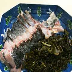 รูปของ 皮付き、スズキの昆布〆刺身
