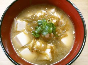 簡単　朝食！　めかぶと　豆腐の　お味噌汁-レシピのメイン写真