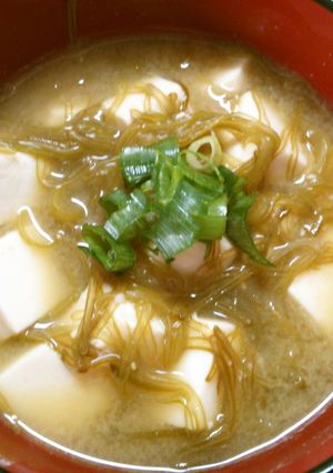 簡単　朝食！　めかぶと　豆腐の　お味噌汁-レシピのメイン写真