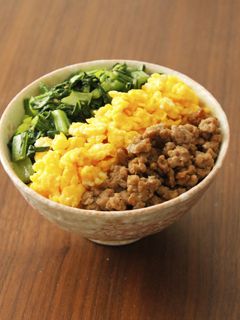 三色丼(そぼろ・たまご・小松菜)-レシピのメイン写真