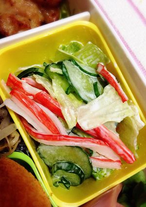 カニカマ☆レタス☆きゅうりマヨサラダ弁当-レシピのメイン写真