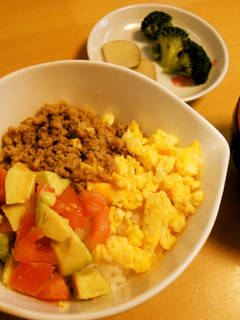 そぼろとアボカドの丼ぶり-レシピのメイン写真