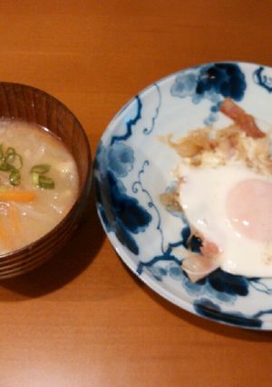 朝食に♪新玉ねぎたっぷり目玉焼き-レシピのメイン写真