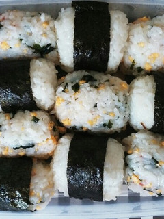 お弁当に!彩り卵ワカメおにぎり-レシピのメイン写真