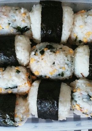 お弁当に！彩り卵ワカメおにぎり-レシピのメイン写真