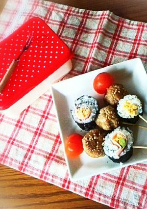 お団子みたい♪おかずとごはん刺しちゃおう-レシピのメイン写真