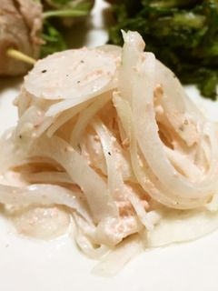 淡いピンクの新たまねぎの春サラダ-レシピのメイン写真