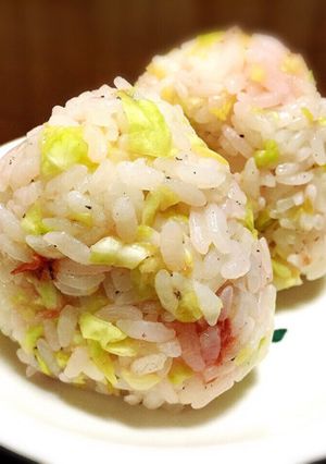 お弁当や朝食に＊梅と春キャベツのおにぎり-レシピのメイン写真