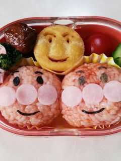 ケチャップでアンパンマンおにぎりキャラ弁-レシピのメイン写真