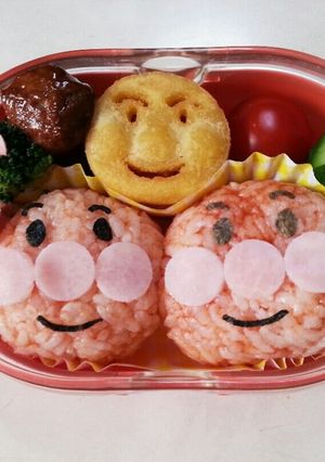 ケチャップでアンパンマンおにぎりキャラ弁-レシピのメイン写真