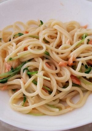 豆苗と鮭のクリームパスタ-レシピのメイン写真