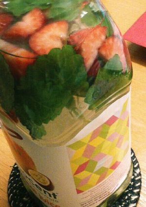 デトックスウォーター☆ライム＆いちご-レシピのメイン写真