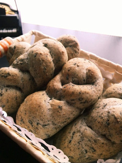 黒ごまパン♪編み込み成型写真付き!-レシピのメイン写真
