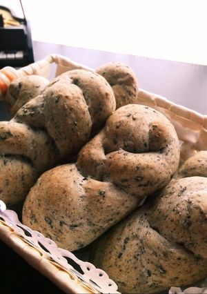黒ごまパン♪編み込み成型写真付き！-レシピのメイン写真
