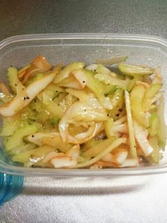 セロリとイカの燻製のマリネ-レシピのメイン写真
