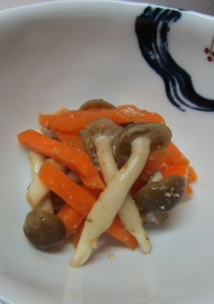 【あるもので】にんじんとシメジの胡麻和え-レシピのメイン写真