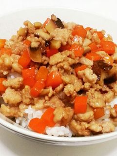 簡単♪椎茸とにんじんの鶏そぼろ丼-レシピのメイン写真