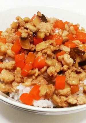 簡単♪椎茸とにんじんの鶏そぼろ丼-レシピのメイン写真