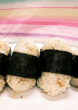 お弁当に！ツナマヨ入りしらすおにぎり-レシピのメイン写真