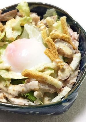 蒸し鶏とグリーンサラダの温玉のせ-レシピのメイン写真