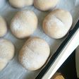 いちごジャム入りふわふわ白パン