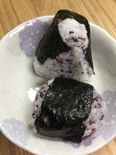 ゆかりのおにぎり(のり巻いた!)-レシピのメイン写真