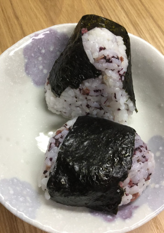 ゆかりのおにぎり(のり巻いた！)-レシピのメイン写真