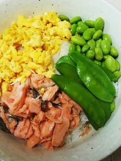 塩鮭・炒り卵・豆の三色丼-レシピのメイン写真