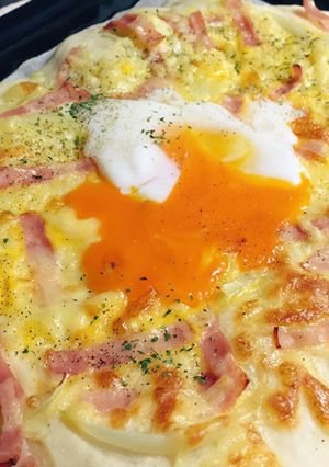 簡単!温玉 カルボナーラ風ピザ-レシピのメイン写真