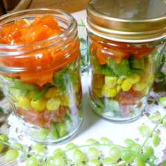 รูปของ 野菜ジュースのゼリー入りジャーサラダ♪