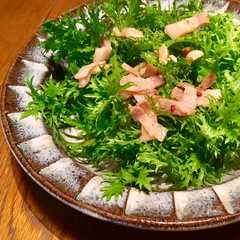 รูปของ わさび菜のサラダ、ベーコンドレッシングで