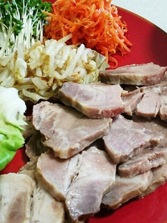 〈おかず〉塩ゆで豚のネギダレ野菜包み-レシピのメイン写真
