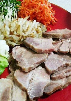 〈おかず〉塩ゆで豚のネギダレ野菜包み-レシピのメイン写真