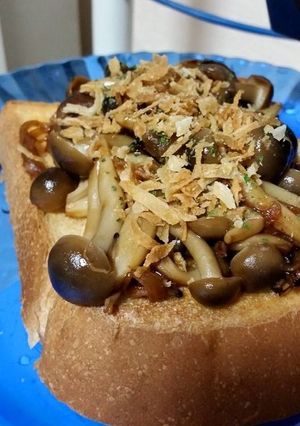 鬼盛りしめじのバターポン酢炒めトースト-レシピのメイン写真