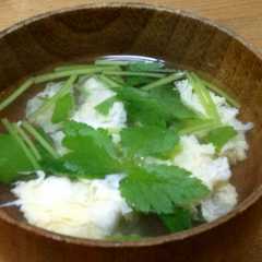 รูปของ 簡単すぎる三つ葉とふんわり卵のお吸物
