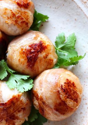 液体塩こうじであっさり柔らか肉巻おにぎり-レシピのメイン写真