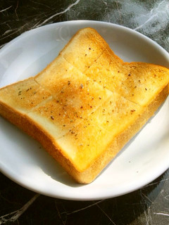 ココナッツオイルとハーブ香る☆トースト-レシピのメイン写真